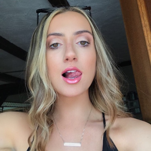 Meet your Posher, Carissa - Picture 1 of 1
